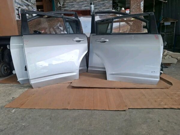 Tiida Hatchback doors